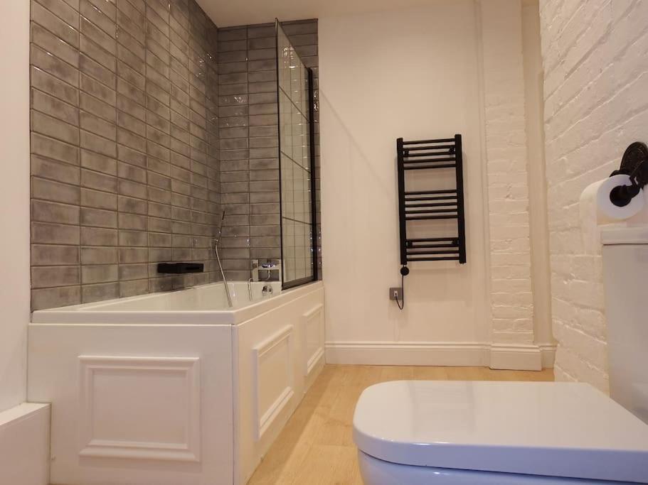 Newly Renovated Stunning Warehouse Apartment Борнмут Экстерьер фото