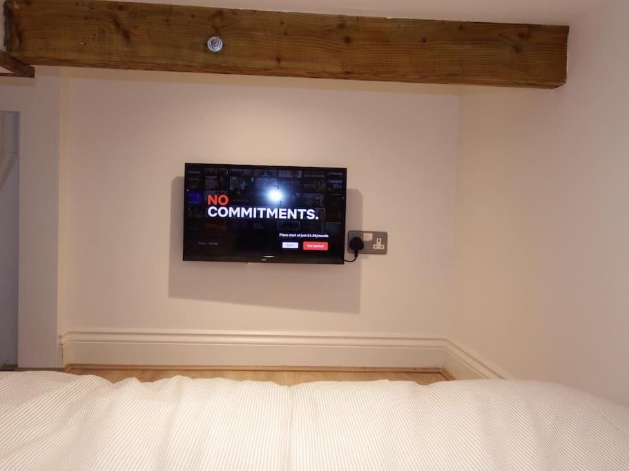 Newly Renovated Stunning Warehouse Apartment Борнмут Экстерьер фото