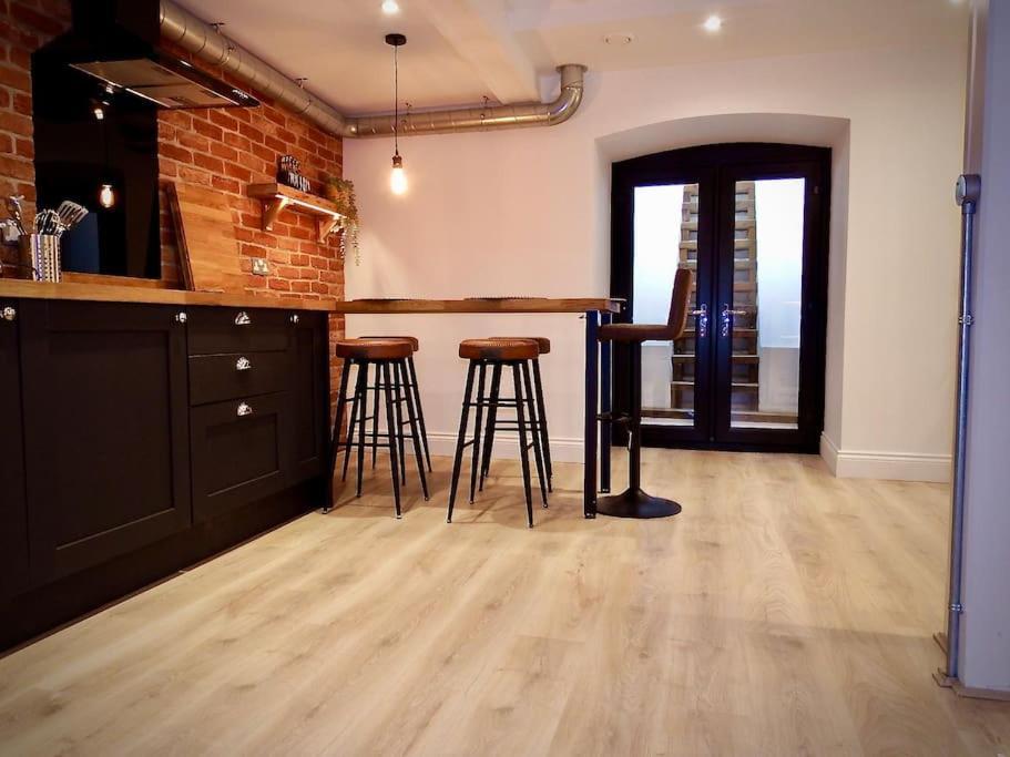 Newly Renovated Stunning Warehouse Apartment Борнмут Экстерьер фото