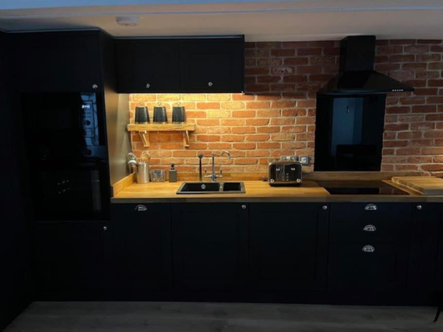 Newly Renovated Stunning Warehouse Apartment Борнмут Экстерьер фото