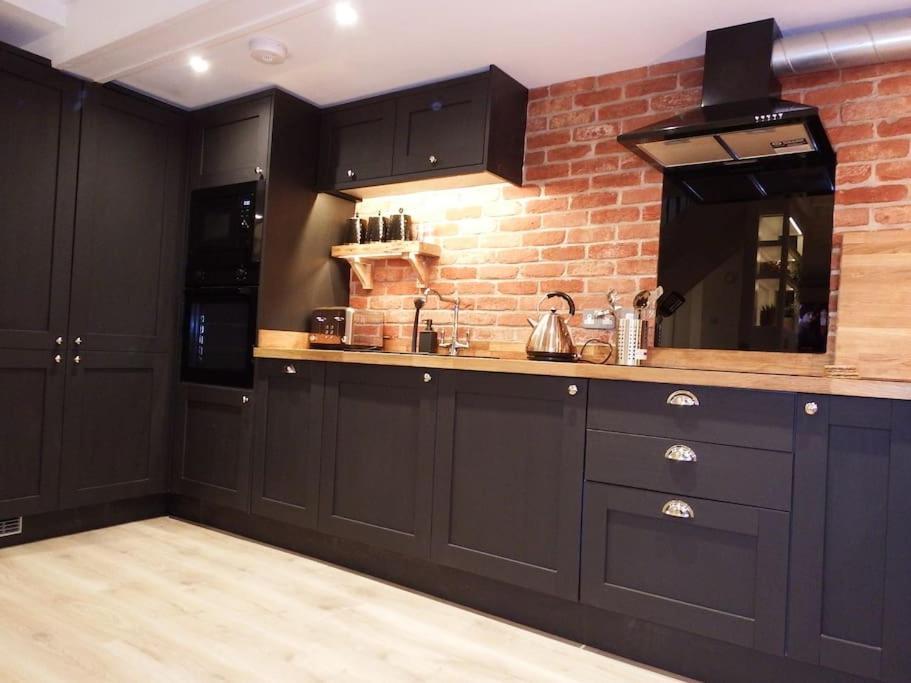 Newly Renovated Stunning Warehouse Apartment Борнмут Экстерьер фото