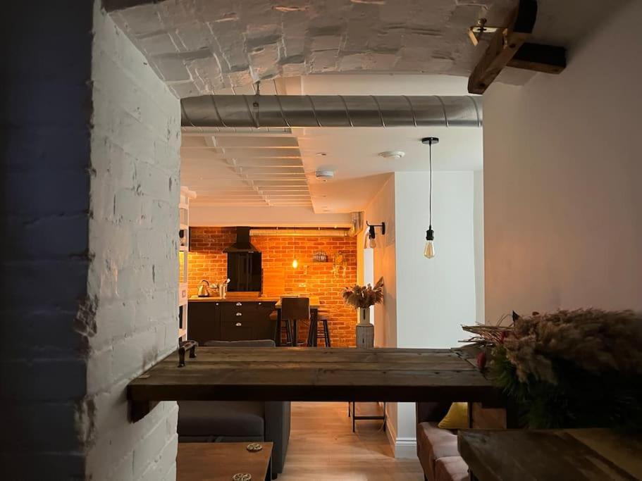 Newly Renovated Stunning Warehouse Apartment Борнмут Экстерьер фото