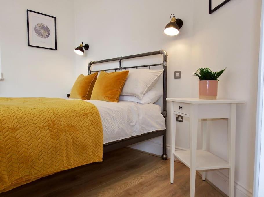 Newly Renovated Stunning Warehouse Apartment Борнмут Экстерьер фото