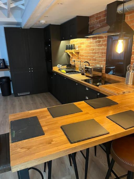 Newly Renovated Stunning Warehouse Apartment Борнмут Экстерьер фото