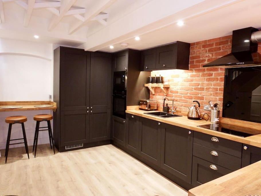 Newly Renovated Stunning Warehouse Apartment Борнмут Экстерьер фото