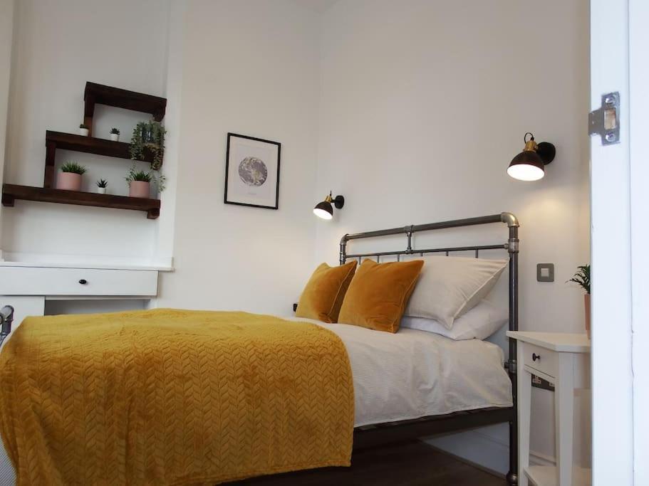 Newly Renovated Stunning Warehouse Apartment Борнмут Экстерьер фото