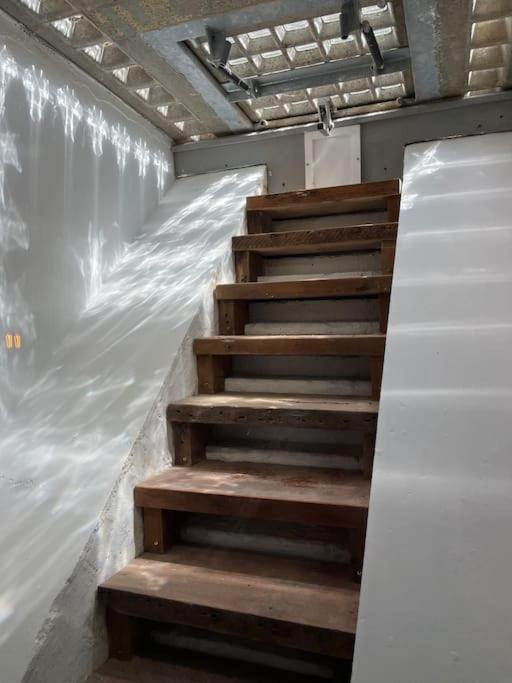Newly Renovated Stunning Warehouse Apartment Борнмут Экстерьер фото
