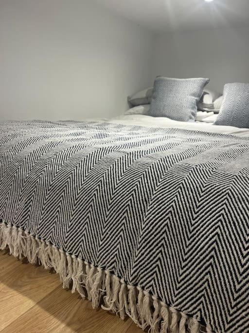 Newly Renovated Stunning Warehouse Apartment Борнмут Экстерьер фото