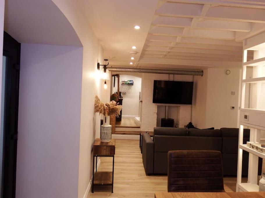 Newly Renovated Stunning Warehouse Apartment Борнмут Экстерьер фото