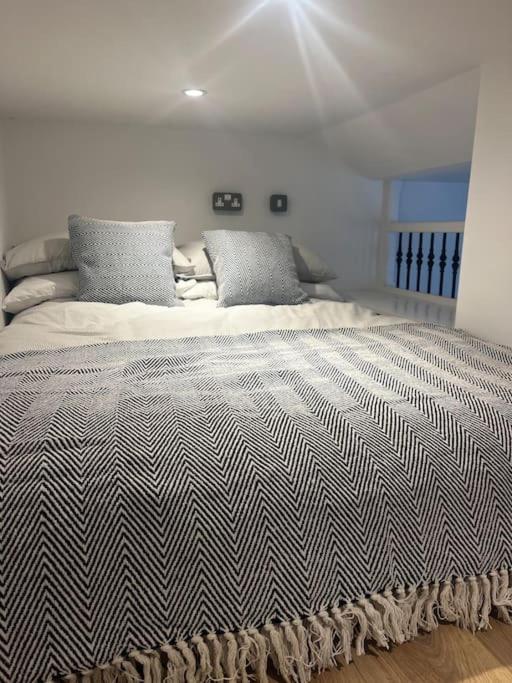 Newly Renovated Stunning Warehouse Apartment Борнмут Экстерьер фото