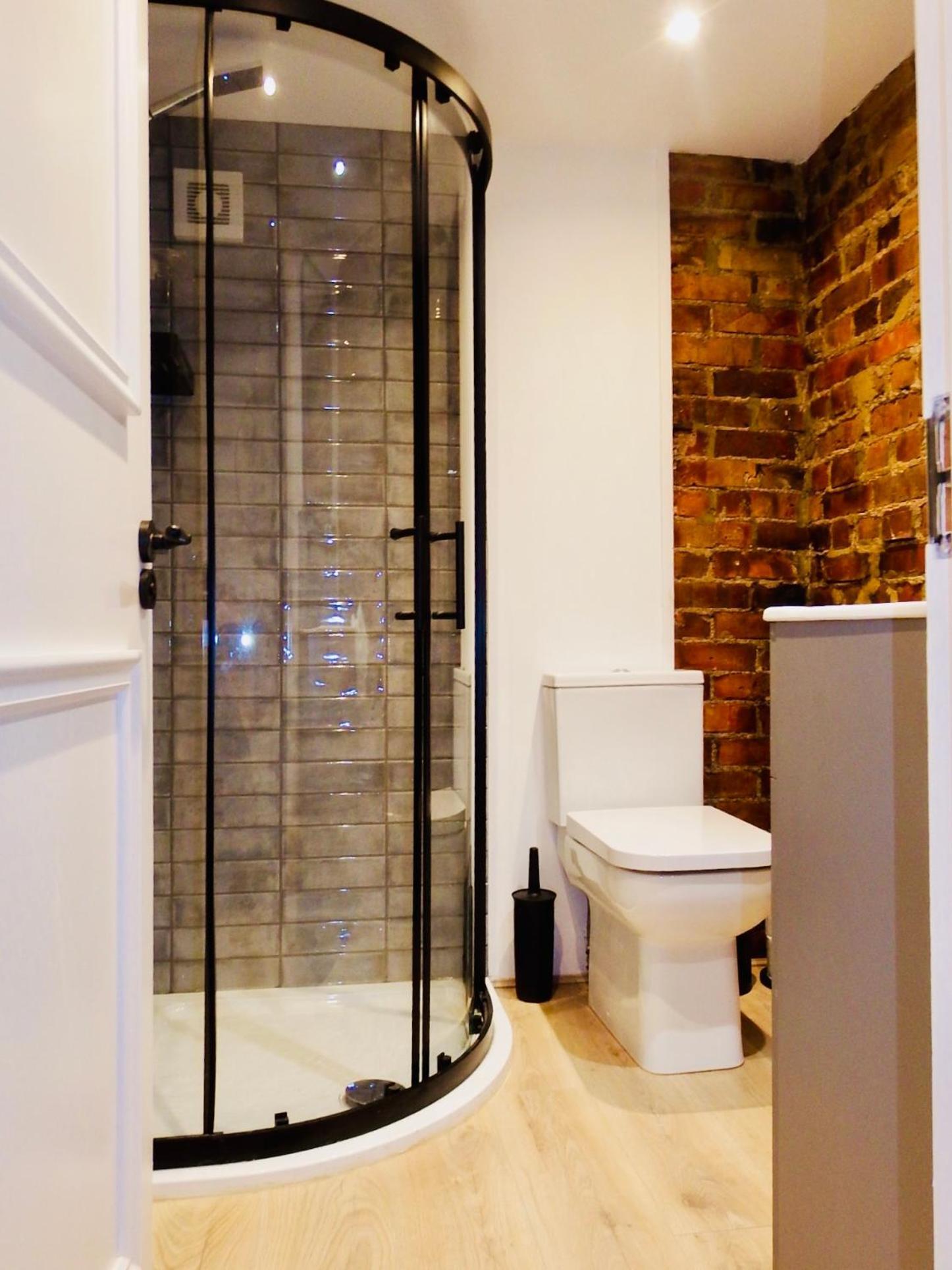 Newly Renovated Stunning Warehouse Apartment Борнмут Экстерьер фото
