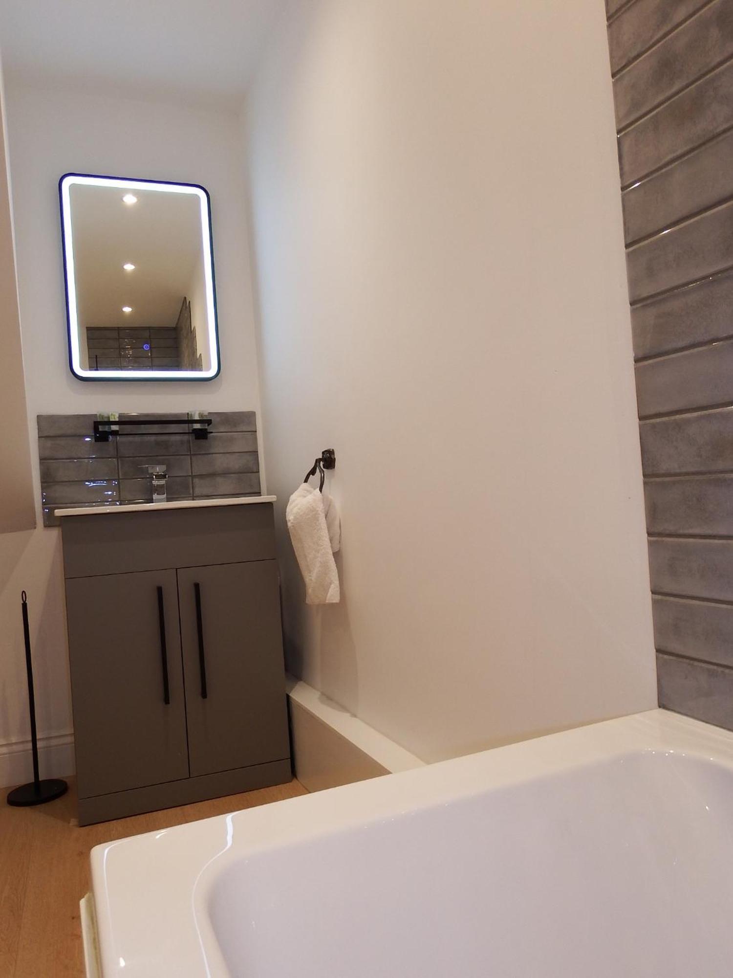 Newly Renovated Stunning Warehouse Apartment Борнмут Экстерьер фото
