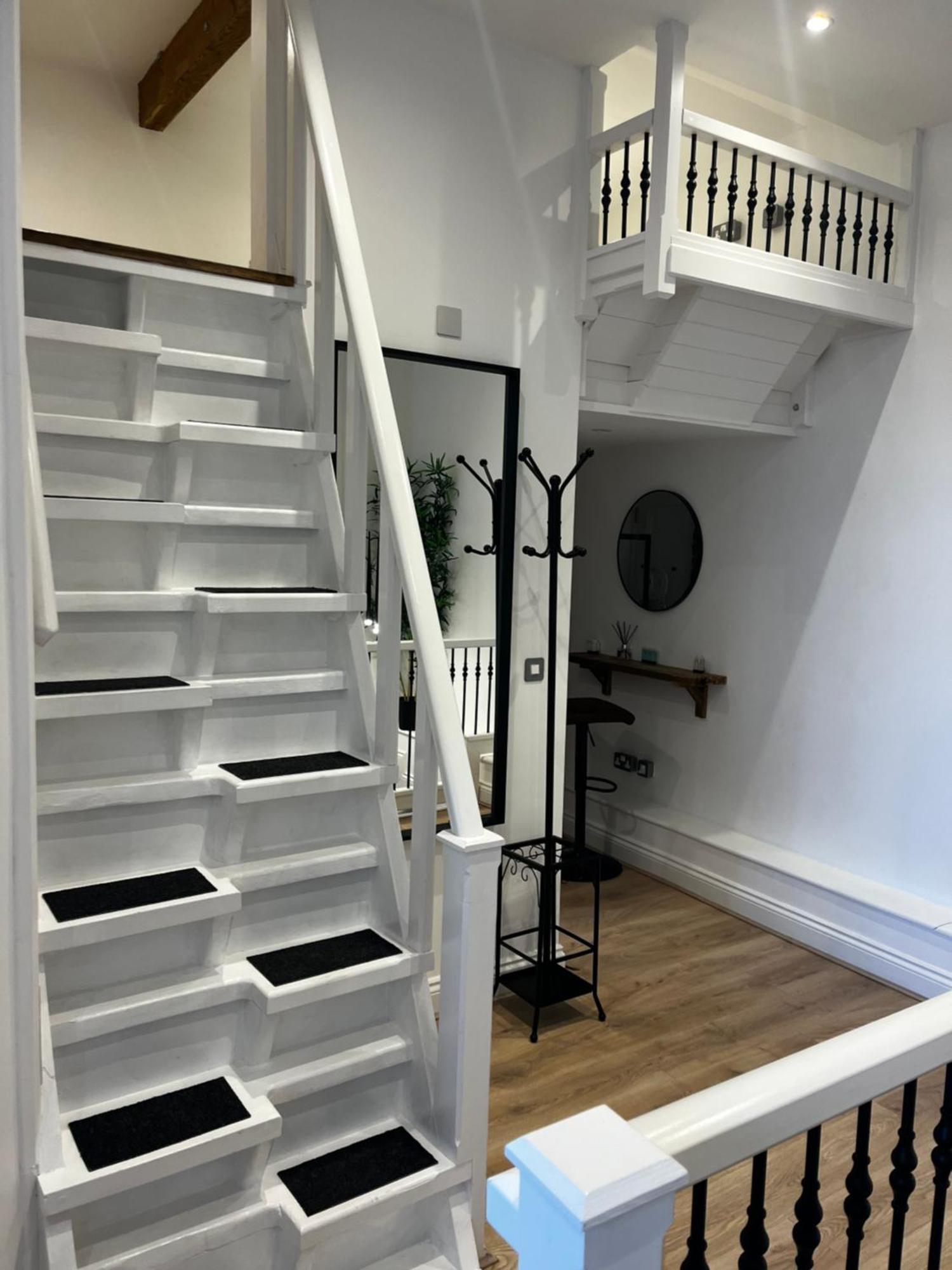 Newly Renovated Stunning Warehouse Apartment Борнмут Экстерьер фото