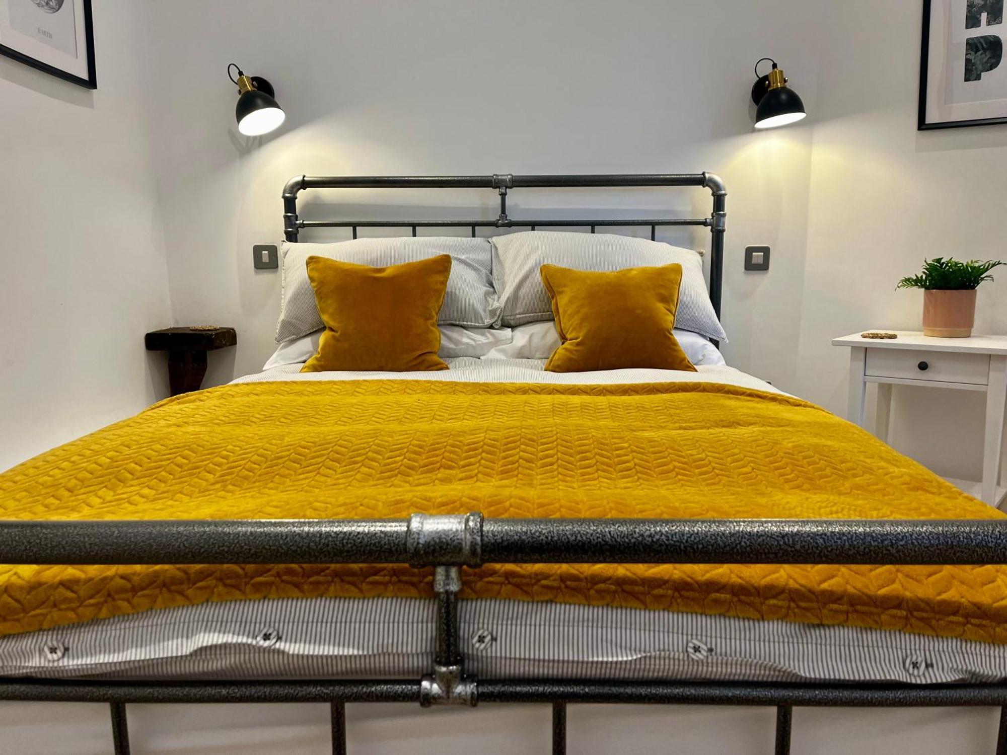 Newly Renovated Stunning Warehouse Apartment Борнмут Экстерьер фото