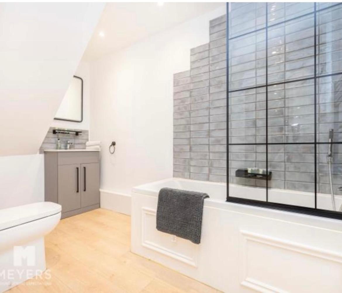 Newly Renovated Stunning Warehouse Apartment Борнмут Экстерьер фото