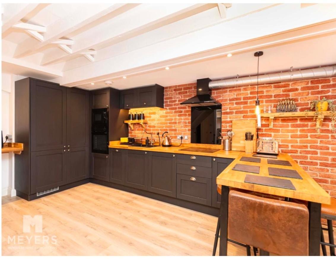 Newly Renovated Stunning Warehouse Apartment Борнмут Экстерьер фото